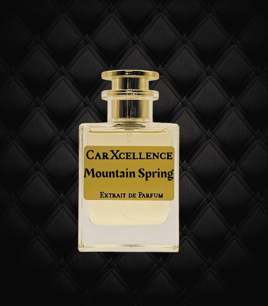 Flakon des Unisex-Nischen-Parfüms CarXcellence Mountain Spring vor einem gesteppten Lederhintergrund.