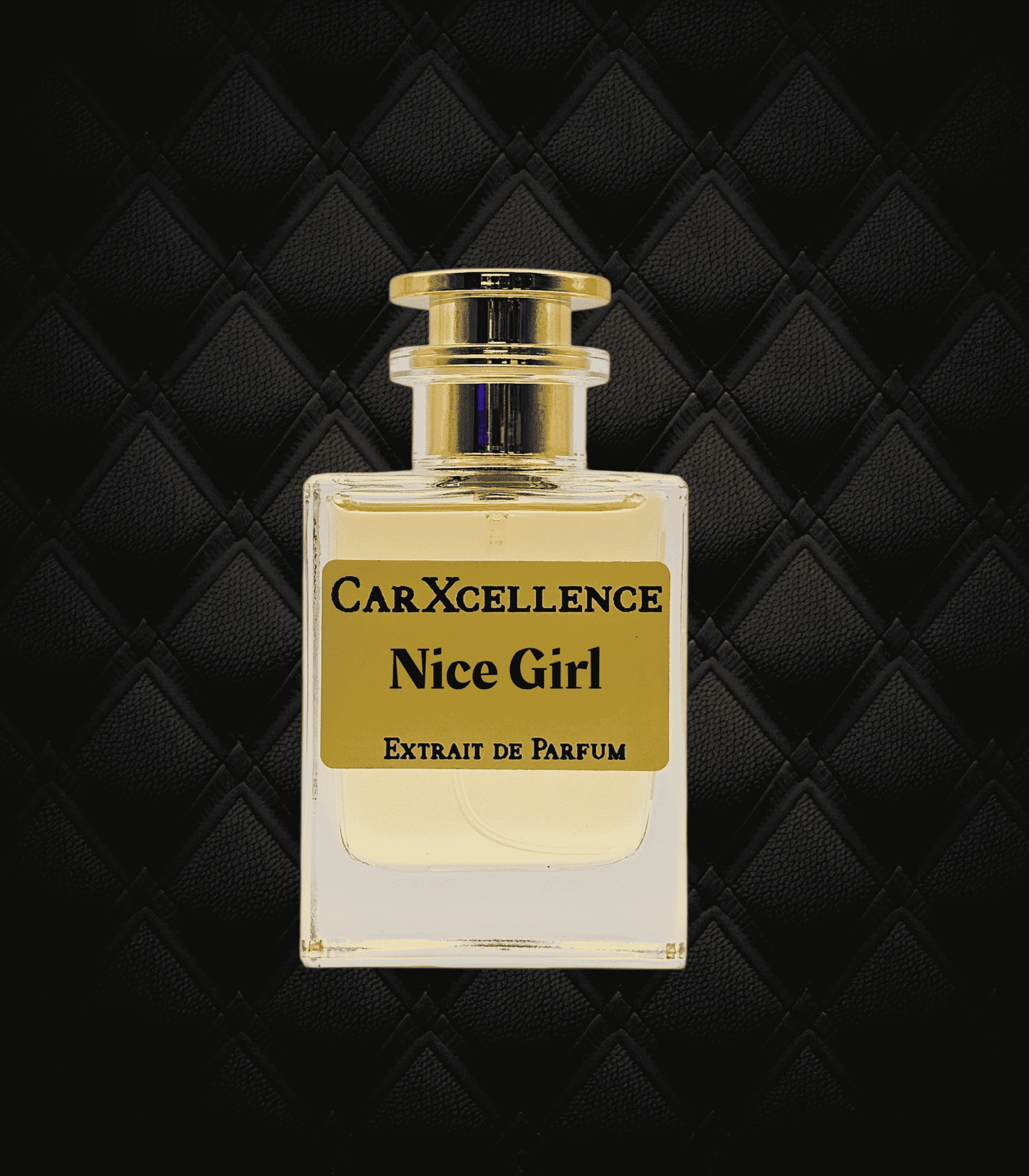 Flakon des Damen-Designer-Parfüms CarXcellence Nice Girl vor einem gesteppten Lederhintergrund.