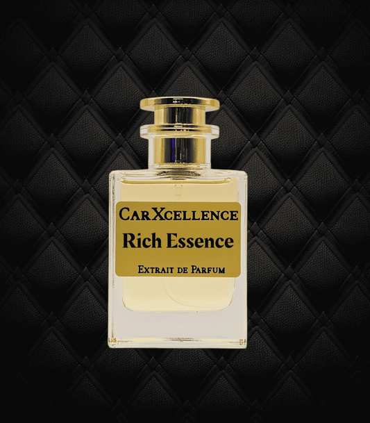Flakon des Damen-Designer-Parfüms CarXcellence Rich Essence vor einem gesteppten Lederhintergrund.